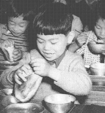 昭和33年当時の学校給食風景