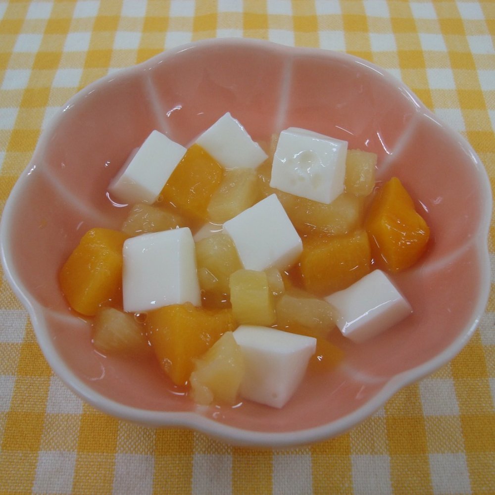 牛乳かん（パインと黄桃入り）